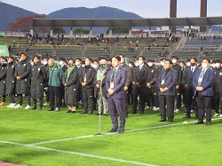 FC岐阜 対 鹿児島ユナイテッドFC戦を観戦。その後FC岐阜サンクスセレモニーに出席し、あいさつ