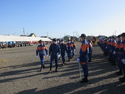 岐阜市南消防団特別点検に出席し、あいさつ（鏡島大橋北駐車場）