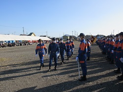 岐阜市南消防団特別点検に出席し、あいさつ（鏡島大橋北駐車場）