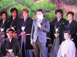 劇団舞姫 葵翔太郎座長襲名記念公演に出席し、あいさつ