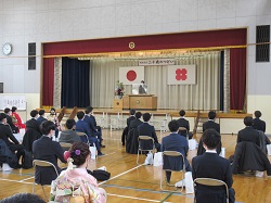 則武地区二十歳のつどいに出席し、あいさつ