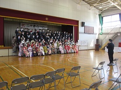 岩野田北地区二十歳のつどいに出席し、あいさつ