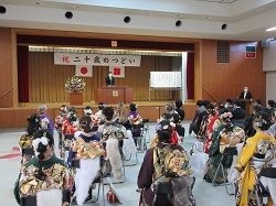 岩野田地区二十歳のつどいに出席し、あいさつ