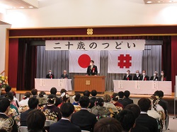 芥見東・芥見南地区二十歳のつどいに出席し、あいさつ