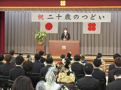 藍川地区二十歳のつどいに出席し、あいさつ