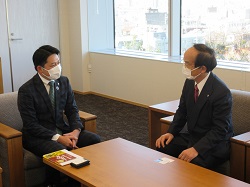 名古屋市立大学理事長 郡健二郎氏と面談の様子