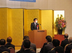 連合岐阜2023年新春の集いに出席し、あいさつの様子