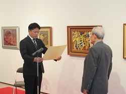 岐阜新聞社最高顧問 杉山幹夫氏からの加藤栄三・東一記念美術館への絵画の寄贈に対し、感謝状贈呈の様子