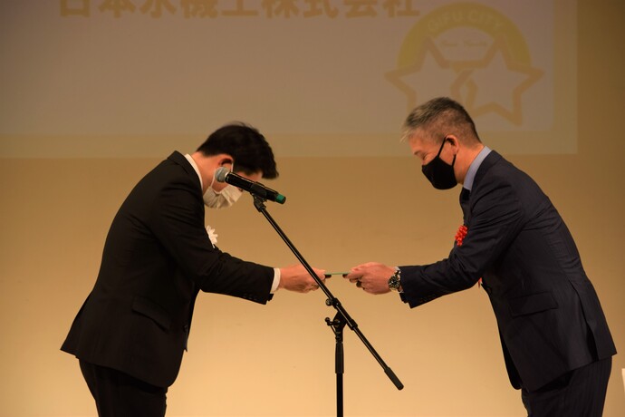 写真:表彰盾授与の様子