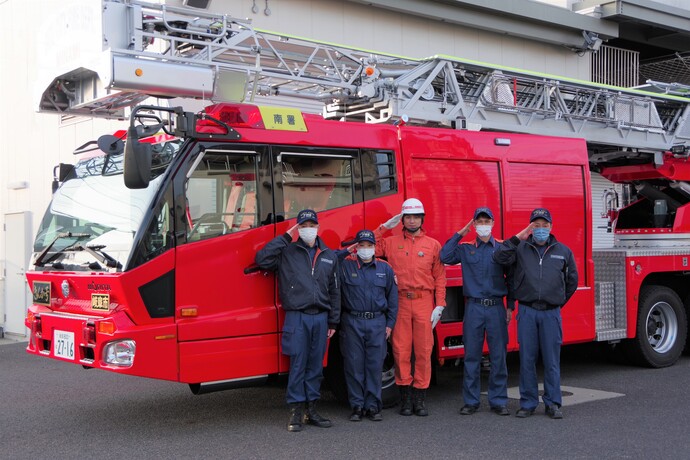 はしご車前の整列写真