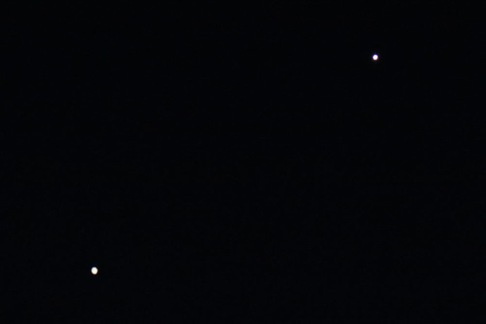 夜空に並んだ金星と木星