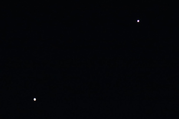 夜空に並んだ金星と木星