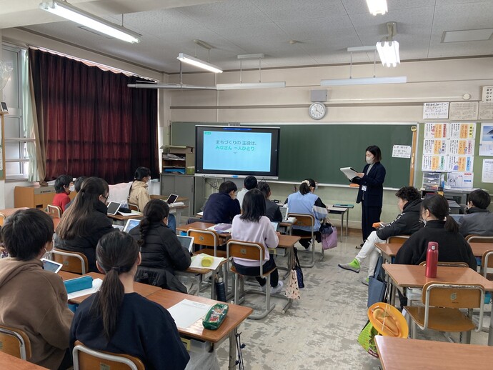 茜部小学校出前講座の様子
