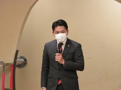 岐阜北消防操法大会岩野田分団慰労会に出席し、あいさつの様子