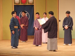 第20回全日本学生落語選手権「策伝大賞」決勝大会に出席し、あいさつ及び審査員の様子