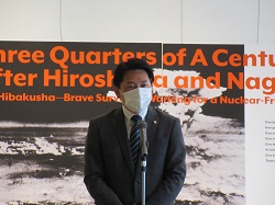 国連原爆展in Gifuオープニングセレモニーに出席し、あいさつの様子