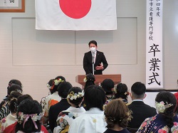 岐阜市立看護専門学校卒業式に出席し、告辞の様子
