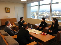 三輪中学校1年深尾和弘さんが第41回全国中学生人権作文コンテスト中央大会にて法務大臣賞受賞を報告の様子