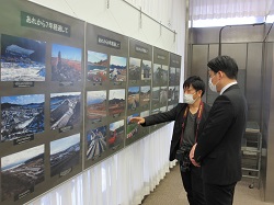 「東日本大震災写真展～忘れないで3.11～」を鑑賞の様子