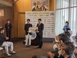 第40回岐阜オープンクラシック2023表彰式に出席し、ベストアマチュアに副賞を贈呈の様子