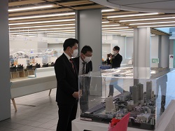 岐阜駅北中央東地区・岐阜駅北中央西地区市街地再開発事業都市模型及びパネル展示を視察の様子