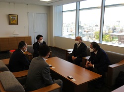 名古屋鉄道株式会社岐阜幹事駅長 夫馬康昌氏が転任、小椋浩一氏が着任のあいさつの様子