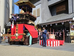 金華安宅車奉曳行事出発式に出席し、あいさつする様子