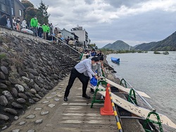 岐阜城ロータリークラブ「岐阜県長良川稚鮎放流事業」に出席し、稚鮎を放流している様子