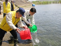 長良川漁業協同組合「鮎の放流はじめ式」に出席し、あいさつ及び放流の様子