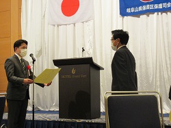 岐阜山県保護区保護司会総会に出席し、あいさつ及び感謝状贈呈の様子