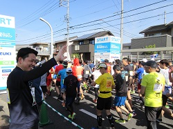 高橋尚子杯ぎふ清流ハーフマラソン2023スタートセレモニーに出席し、ランナーを応援する様子