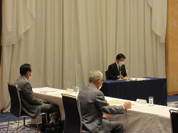 公益社団法人岐阜県都市整備協会令和4年度第3回理事会に出席し、議事進行する様子