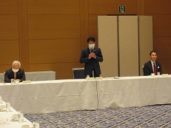 令和5年度岐阜県都市計画協会役員会及び通常総会に出席し、あいさつ及び議事進行の様子