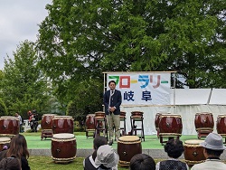 「花と緑のフェスティバル」フローラリー岐阜に出席し、あいさつの様子