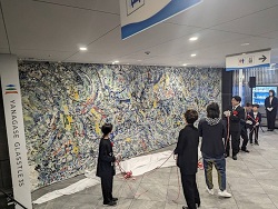 日比野克彦さん監修　モザイクアート完成除幕式に出席し、除幕するの様子