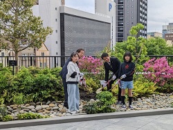 どんぐりの苗木記念植樹式に出席の様子