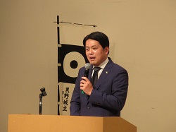 美濃・黒野城の若きお殿さま　加藤貞泰公没後400年記念「どうする！貞泰」記念講演会に出席し、あいさつの様子