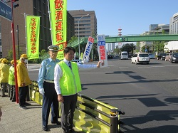 「春の交通安全県民運動」街頭啓発活動に出席し、あいさつ及び啓発活動の様子