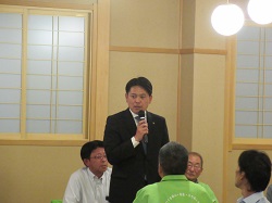 鷺山自治会連合会・鷺山まちづくり協議会主催 自治会長・協力団体長合同懇親会に出席し、あいさつの様子