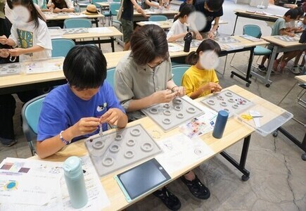 ビーズアクセサリー製作中の様子