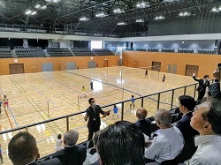 第136回東海市長会通常総会現地視察（沼津市総合体育館）の様子