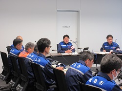 令和5年度岐阜市災害対策本部初動訓練第1回本部員会議に出席し、講評の様子