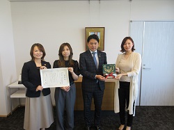 NPO法人こどもトリニティネット理事長 西岡遥奈氏ほかが、第9回ジャパン・レジリエンス・アワード（強靭化大賞）で準グランプリ・石井啓一特別顧問賞受賞の報告の様子