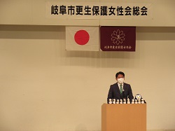 令和5年度岐阜市更生保護女性会総会に出席し、あいさつの様子