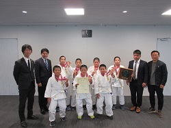 岐阜北柔道クラブが第43回全国少年柔道大会3位入賞を報告の様子