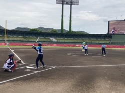 女子ソフトボールのニトリJD.LEAGUE2023交流戦シリーズ「東西決戦in岐阜・大垣」大垣ミナモVSタカギ北九州戦始球式の様子