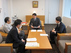 一般社団法人岐阜みらいポータル協会会長　豊田良則氏と面談の様子