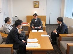 一般社団法人岐阜みらいポータル協会会長　豊田良則氏と面談の様子