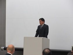 令和5年度東海・北陸ブロック里親研究大会岐阜大会に出席し、あいさつの様子