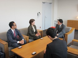 日本航空中部支社支社長 崎原淳子氏ほかと面談の様子